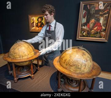 Christie's, Londres, Royaume-Uni. 28 juin 2024. Classic week englobe l'art de l'Antiquité au 20ème siècle, alors que Classic week revient à Londres avec six ventes aux enchères live du 2-10 juillet d'art et d'objets extraordinaires. La vente de livres et manuscrits de valeur du 10 juillet comprend une paire de globes de table anglais (vers 1690) présentant un globe terrestre et un globe céleste (estimation de la paire : 100 000 à 150 000 £). Crédit : Malcolm Park/Alamy Live News Banque D'Images