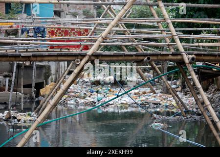 Dhaka, Bangladesh - 28 juin 2024 : gaspillage de matières plastiques et de produits chimiques toxiques provenant d'usines mourantes déversées dans un canal à Uttar Manda à Dhaka, Bangla Banque D'Images