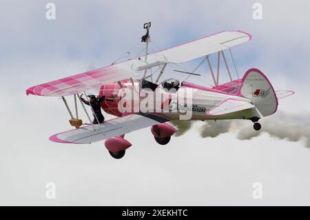 46Aviation, Danielle Del Buono, Wing Walking Display, Boeing, PT-13D, Super, Stearman, Banque D'Images