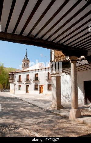 Rue de l'arcade, de la Plaza Mayor. Tembleque, province de Tolède, Castille La Manche, Espagne. Banque D'Images