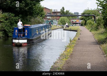 Un bateau étroit à Camp Hill Locks, Bordesley, Birmingham, Royaume-Uni Banque D'Images