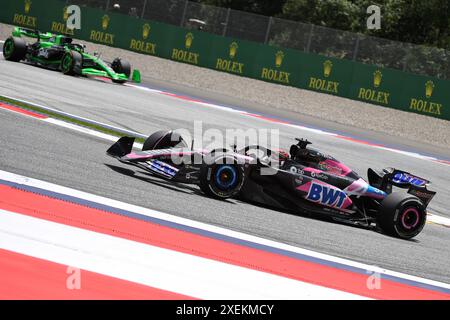 Spielberg, Autriche. 28 juin 2024. Le pilote français Alpine Esteban Ocon (avant) participe à la première séance d'essais du Grand Prix d'Autriche de formule 1 à Spielberg, Autriche, le 28 juin 2024. Crédit : HE Canling/Xinhua/Alamy Live News Banque D'Images