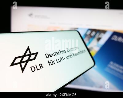 Téléphone portable avec logo Deutsches Zentrum für Luft- und Raumfahrt e.V. (DLR) devant le site. Focus à gauche de l'écran du téléphone. Banque D'Images