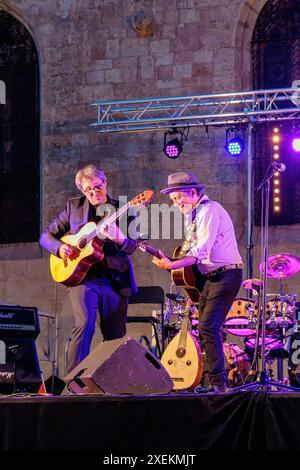 Au P'tit bonheur en concert sur la place de la Madeleine pendant la Fête de la musique. Béziers, Occitanie, France Banque D'Images