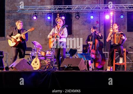 Au P'tit bonheur en concert sur la place de la Madeleine pendant la Fête de la musique. Béziers, Occitanie, France Banque D'Images