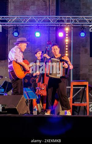 Au P'tit bonheur en concert sur la place de la Madeleine pendant la Fête de la musique. Béziers, Occitanie, France Banque D'Images