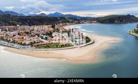 Vue aérienne de la ville de Ribadesella, estuaire de la rivière Sella, plages de sable de la rivière, et chaîne de montagnes au loin. Ribadesella, Asturies, Espagne. Banque D'Images