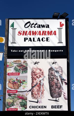 Ottawa, Canada - 28 juin 2024 : panneau au Palais Shawarma d'Ottawa sur l'avenue Carling qui montre certains des plats servis au restaurant. Les Shawarmas le sont Banque D'Images