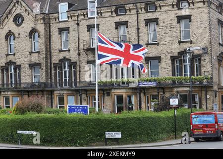 L'Union Jack vole en Berne dans le parc du Conservative Club, Saltburn-by-the-Sea, North Yorkshire, Royaume-Uni Banque D'Images