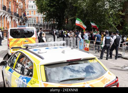 Londres, Royaume-Uni. 28 juin 2024. Les manifestants sont devant le consulat iranien à Londres, exigeant la fin de la République islamique et huant les électeurs. La police métropolitaine a une forte présence pour protéger les civils, y compris les électeurs et les manifestants. Crédit : Sinai Noor/Alamy Live News Banque D'Images