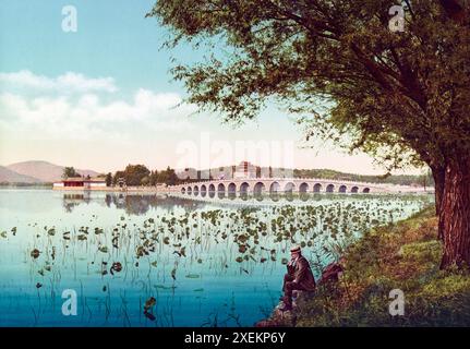 Der Sommerpalast, 17-Brücke-Bögen, Pékin, Chine, 1890, Historische, digital restaurierte Reproduktion nach einem original aus dem 19th Jahrhundert / The Summerpalace, 17-Arches-Bridge, Pékin, Chine, 1890, reproduction historique restaurée numériquement à partir d'un original du 19e siècle Banque D'Images