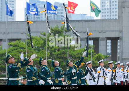 Séoul, Corée du Sud. 28 juin 2024. La garde d'honneur du ministère de la Défense de Corée du Sud se produit le jour de l'événement public qui se tient sur la place du musée de la guerre Yongsan à Séoul. L'événement comprend des spectacles de musique militaire, des arts martiaux traditionnels, un défilé de gardes d'honneur et des séances de photos avec des gardes d'honneur. Il aura lieu tous les vendredis et reprendra à l’automne après l’événement du 28 juin. Crédit : SOPA images Limited/Alamy Live News Banque D'Images