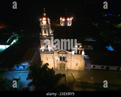 La cathédrale illuminée de Guadalupe, en Colombie, se distingue du ciel nocturne à Santander, près de Las Gachas. L'architecture en pierre, tour de l'horloge Banque D'Images