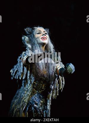 Nicole Scherzinger (Grizabella) dans CATS at the London palladium, London W1 11/12/2014 basé sur le compositeur de T. S. Eliot 'Old Possum's Book of Practical Cats' : Andrew Lloyd Webber design : John Napier directeur associé et chorégraphe : Gillian Lynne directeur Trevor Nunn Banque D'Images