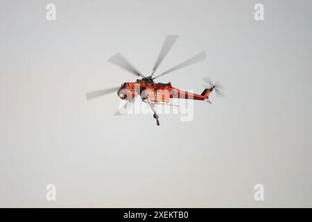 Burbank, Californie, États-Unis - 9 novembre 2019 : un hélicoptère de lutte contre les incendies orange Erickson Air Crane vole à proximité pendant l'incendie de Barham. Banque D'Images