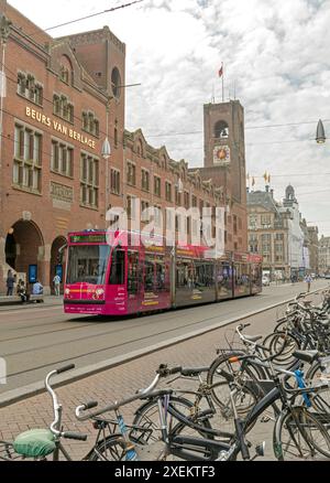 Amsterdam, pays-Bas - 16 mai 2018 : tramway des transports publics dans le bâtiment Front af Beurs Van Berlage, rue Damrak dans le centre-ville. Banque D'Images