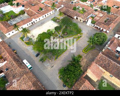 Une image aérienne montrant la place de Guane, Santander, avec sa disposition symétrique de jardins et de bâtiments historiques aux toits rouges caractéristiques. Banque D'Images