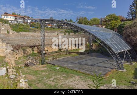 Ohrid, Macédoine du Nord - 23 octobre 2023 : Théâtre macédonien antique d'Ohrid amphithéâtre grec classique en plein air structure de couverture de scène. Banque D'Images