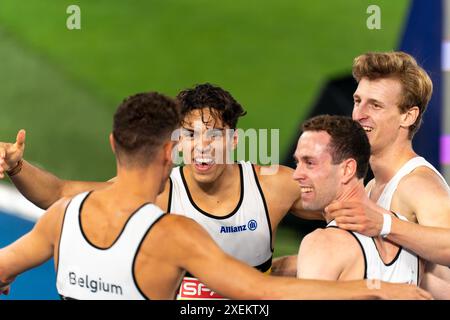 ROME, ITALIE - 12 JUIN : Jonathan Sacoor de Belgique, Robin Vanderbemden de Belgique, Dylan Borlee de Belgique et Alexander Doom de Belgique célèbrent leur participation au relais 4x400 m hommes lors de la sixième journée des Championnats d'Europe d'athlétisme - Rome 2024 au Stadio Olimpico le 12 juin 2024 à Rome, Italie. (Photo de Joris Verwijst/BSR Agency) Banque D'Images