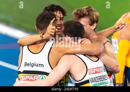 ROME, ITALIE - 12 JUIN : Jonathan Sacoor de Belgique, Robin Vanderbemden de Belgique, Dylan Borlee de Belgique et Alexander Doom de Belgique célèbrent leur participation au relais 4x400 m hommes lors de la sixième journée des Championnats d'Europe d'athlétisme - Rome 2024 au Stadio Olimpico le 12 juin 2024 à Rome, Italie. (Photo de Joris Verwijst/BSR Agency) Banque D'Images