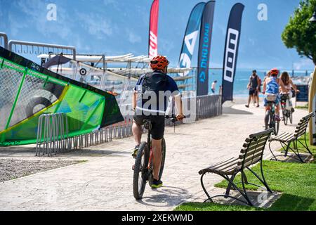 Torbole, Lac de Garde, Italie - 27 juin 2024 : les cyclistes font du vélo autour du Lac de Garde et font un tour à vélo le long du sentier circulaire le long du lac en Italie. *** Fahrradfahrer bzw. Radfahrer fahren mit dem Fahrrad, bzw. RAD um den Gardasee und machen eine Radtour entlang des Rundwegs am See in Italien. Banque D'Images