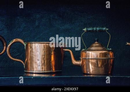 Casseroles et bouilloires en cuivre dans la cuisine du château de Belvoir, Leicestershire, Royaume-Uni. Banque D'Images