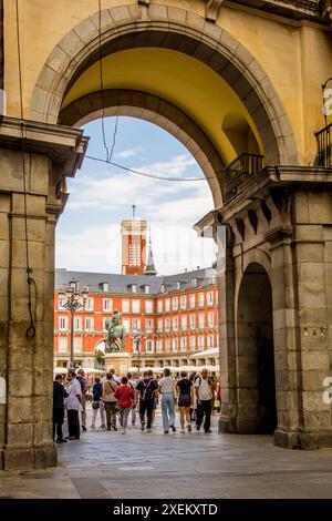 Une sur les nombreuses arcades qui mènent à la Plaza Mayor et à la Casa de la Panadería, Madrid, Espagne. Banque D'Images