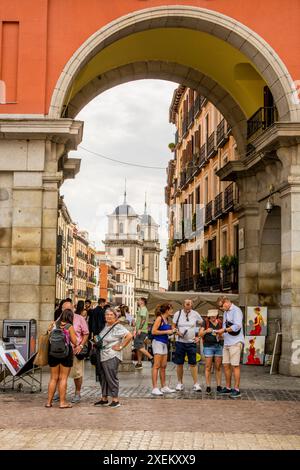 Une sur les nombreuses arcades qui mènent à la Plaza Mayor et à la Casa de la Panadería, Madrid, Espagne. Banque D'Images