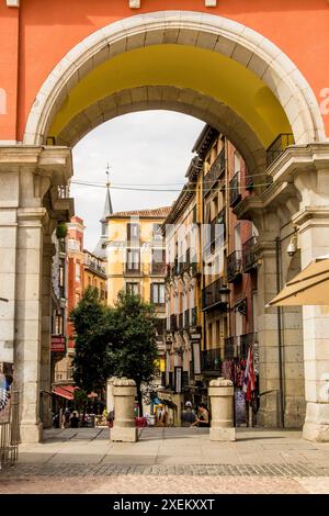 Une sur les nombreuses arcades qui mènent à la Plaza Mayor et à la Casa de la Panadería, Madrid, Espagne. Banque D'Images