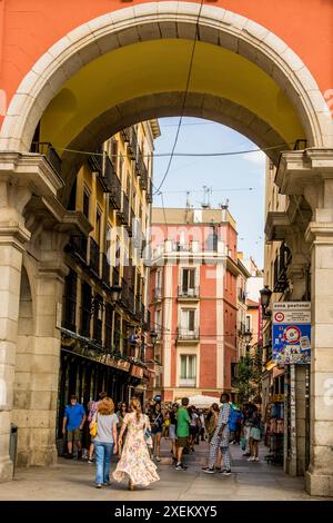 Une sur les nombreuses arcades qui mènent à la Plaza Mayor et à la Casa de la Panadería, Madrid, Espagne. Banque D'Images