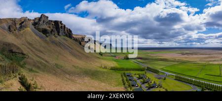 Vue aérienne des falaises spectaculaires d'Islande et des vastes plaines vertes Banque D'Images