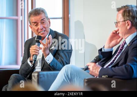 27.06.2024 Weimar - Ettersburg : Michel Friedmann spricht BEI einem Podiumsgespräch mit Thüringens Ministerpräsident Bodo Ramelow Die Linke zum Thema StressTest für die Demokratie im Rahmen der Ettersburger Gespräche auf Schloss Ettersburg. *** 27 06 2024 Weimar Ettersburg Michel Friedmann intervient lors d'une table ronde avec le premier ministre de Thuringe Bodo Ramelow Die Linke sur le thème des tests de résistance pour la démocratie dans le cadre des pourparlers d'Ettersburg au château d'Ettersburg Banque D'Images