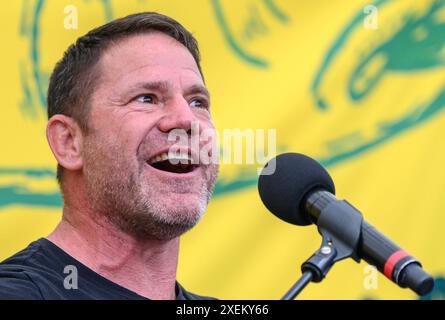 Steve Backshall - présentateur TV nature - parlant à la marche Restore nature Now dans le centre de Londres, le 22 juin 2024 Banque D'Images