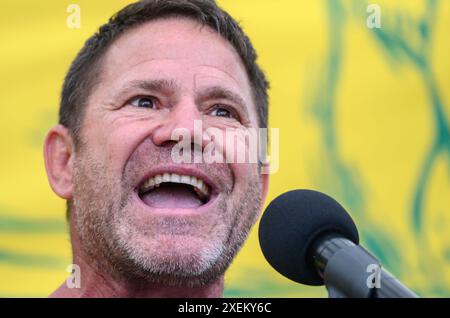 Steve Backshall - présentateur TV nature - parlant à la marche Restore nature Now dans le centre de Londres, le 22 juin 2024 Banque D'Images