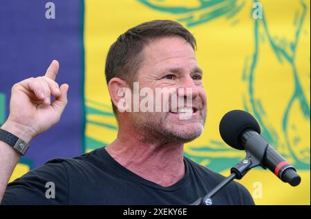 Steve Backshall - présentateur TV nature - parlant à la marche Restore nature Now dans le centre de Londres, le 22 juin 2024 Banque D'Images