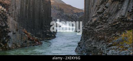 Vue aérienne de la rivière Whitewater qui coule à travers le canyon escarpé en Islande Banque D'Images