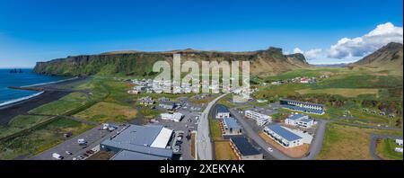 Vue aérienne de la ville islandaise entre Black Sand Beach et les montagnes Banque D'Images