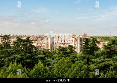 Vue panoramique sur Madrid depuis les murs à l'extérieur de la cathédrale Almudena, Madrid, Espagne. Banque D'Images