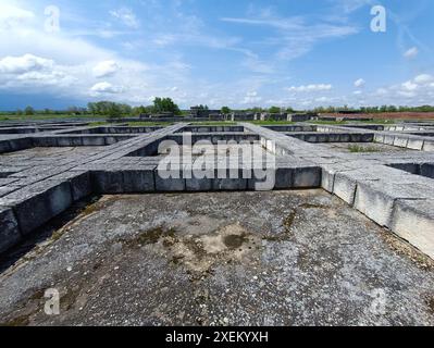 Forteresse de Pliska près de la ville de Shumen en Bulgarie. Ancienne ville avec rues et maisons. Banque D'Images