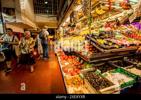 Marché Mercado de la Cebada dans le quartier de la Latina, madrid, espagne. Banque D'Images