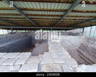 Forteresse de Pliska près de la ville de Shumen en Bulgarie. Ancienne ville avec rues et maisons. Banque D'Images