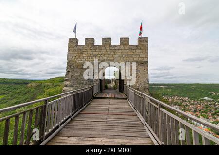 Forteresse Ovech près de la ville de Provadia en Bulgarie. Ancien mur de pierre avec vue imprenable. Banque D'Images