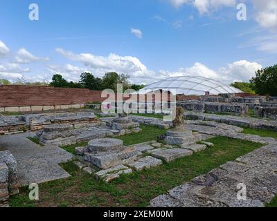 Forteresse de Pliska près de la ville de Shumen en Bulgarie. Ancienne ville avec rues et maisons. Banque D'Images