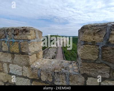 Forteresse Ovech près de la ville de Provadia en Bulgarie. Ancien mur de pierre avec vue imprenable. Banque D'Images