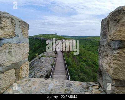 Forteresse Ovech près de la ville de Provadia en Bulgarie. Ancien mur de pierre avec vue imprenable. Banque D'Images