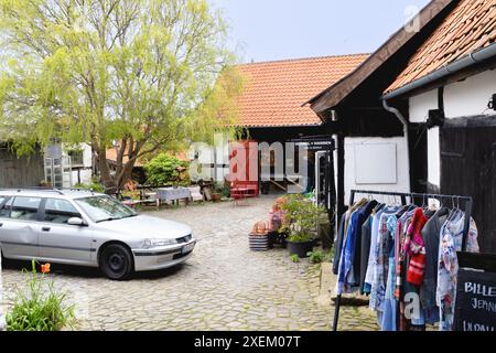 Ancienne rue de la ville de Gudhjem, île de Bornholm, Danemark - 2 juin 2024 Banque D'Images