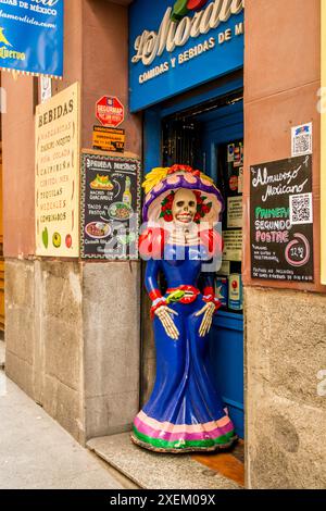 Dia de los Muertos (jour des morts) Calaveras symbole scène de rue autour de Calle Mayor, Madrid, Espagne. Banque D'Images