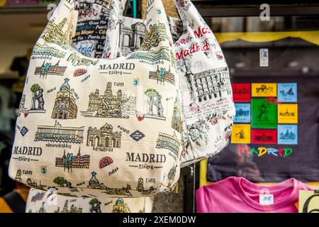 Souvenirs au marché aux puces extérieur El Rastro dimanche sur la Plaza de Cascorro, Madrid, Espagne. Banque D'Images