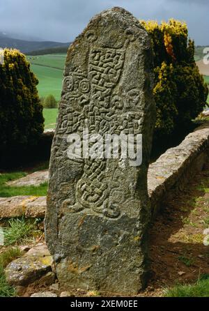 La face E d'une dalle pictale C8th, classe II Pictish Cross-dalle & Symbol Stone dans le cimetière de Migvie, Aberdeenshire, Écosse, Royaume-Uni : une croix « cintrée » avec entrelacement. Banque D'Images