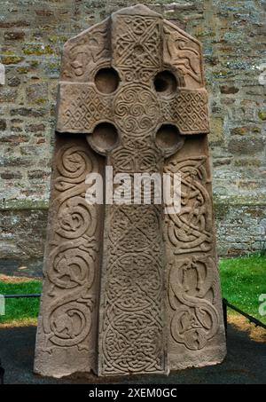 La face avant (W) de la MID-C9thAD, classe II Pictish Cross-dalle dans le cimetière d'Aberlemno, Angus, Tayside, Écosse, Royaume-Uni : croix d'anneau celtique et motifs. Banque D'Images